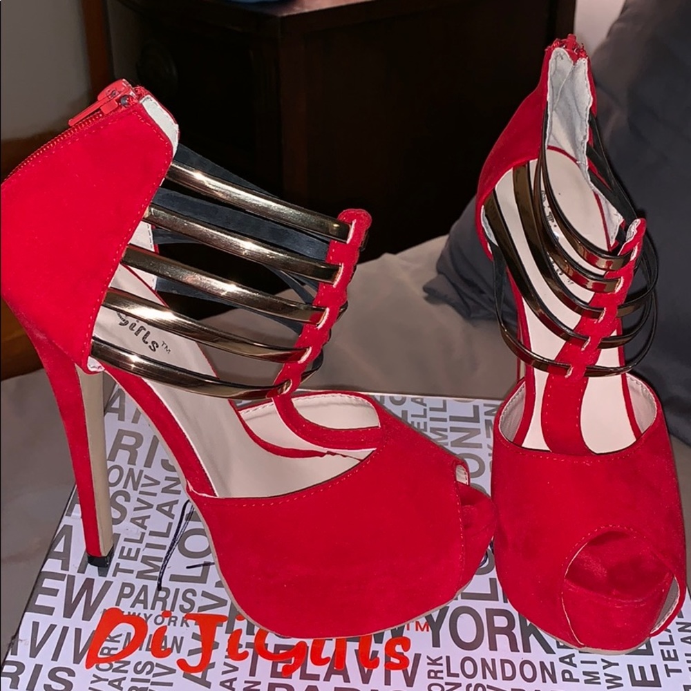 Red open-toes pumps with gold accessory